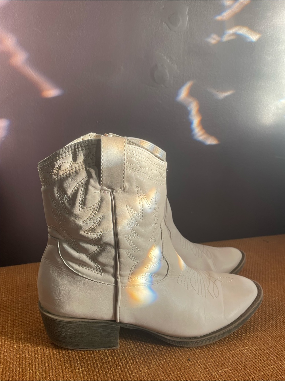 Women’s Short Zip-up Cowboy Boots in Cream